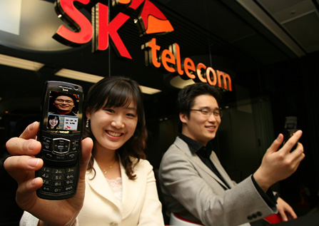 SK Telecom begins world`s first handset-based HSDPA service as of May16, 2006. Photo shows a demonstration of video conference calling, which is offered through HSDPA service.